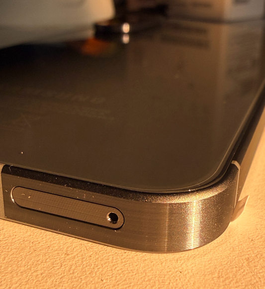 Samsung Galaxy A56 5G - Detalle lateral con ranura SIM
